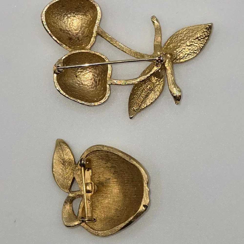 2pc Sarah Coventry & Coro Fruit Brooch Pin Set Vintage‎ Gold Tone Cherry Apple